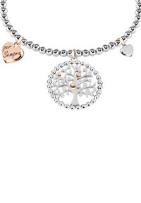 Bracciale in argento con perline presenta un pendente a forma di albero della vita con rami intricati e tre accenti in oro rosa, e un charm a forma di cuore inciso con "per Sempre".