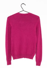 Fuksjowy sweter z długimi rękawami, okrągłym dekoltem i prążkowanym wykończeniem, wykonany z miękkiego, lekkiego materiału. Gładka tekstura, bez wzorów.