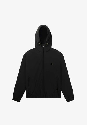 Fekete kapucnis dzseki, cipzáros elülső résszel, rugalmas mandzsettákkal és alsó szegéllyel. Beállítható kapucnihoz húzózsinór tartozik, és egy kis logó található a mellkason.