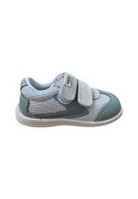 Zapatilla de deporte de color gris claro con materiales de malla y ante, acentos verdes, correas de gancho y bucle, y una suela de goma redondeada.