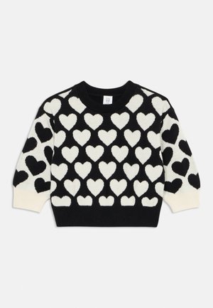 Schwarzer Pullover mit weißem Herzmuster, langen Ärmeln, gerippten Bündchen und Kragen, dargestellt auf schlichtem weißen Hintergrund.