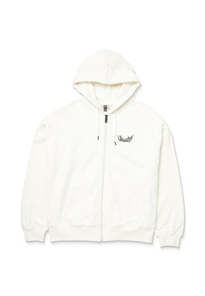 Witte zip-up hoodie met een voorzak, capuchon met koord en zwart vleugellogo op de borst. De stof is zacht en gestructureerd, met ribgebreide manchetten.