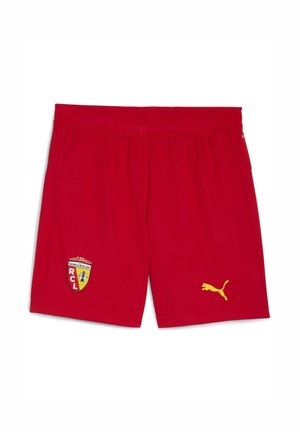 Raudoni sportiniai šortai, pagaminti iš audinio, su elastine juosta, geltonu Puma logotipu ir emblema, ant kurios užrašyti „RCL“ ir „120“.