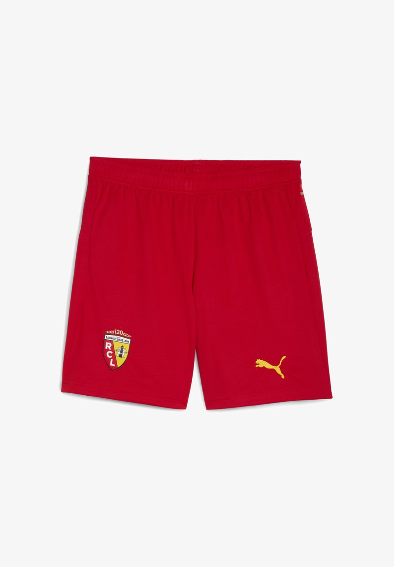 Červené sportovní šortky vyrobené z látky, s elastickým pasem, žlutým logem Puma a emblémem se štítem obsahujícím text "RCL" a "120".