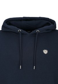 Marineblauwe hoodie van katoen, voorzien van een trekkoordcapuchon, metalen oogjes en een klein geborduurd schildlogo op de linkerborst.