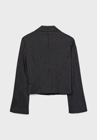 Sort stribet cropped blazer med lange ærmer, der har en notch-lapel og skræddersyet silhuet. Tekstureret stof med lodrette linjer.
