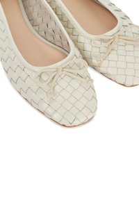 Geweven leren balletschoenen in off-white met een ronde neus, decoratieve strik, een glad interieur en een subtiele gestructureerde oppervlakte.