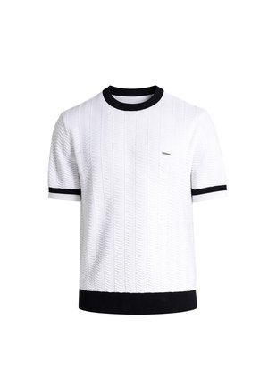 Biely krátky sveter s krátkym rukávom pletený so štruktúrovaným vertikálnym vzorom, čiernym žíhaným golierom, manžetami rukávov a lemom.