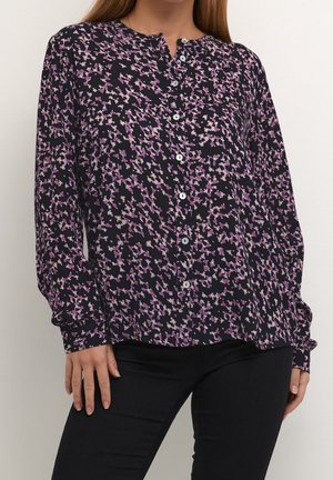 Bluse mit Knopfleiste in Marineblau mit einem Blumenmuster in Lila und Pink. Lange Ärmel mit geknöpften Manschetten. Leichtes, strukturiertes Gewebe.