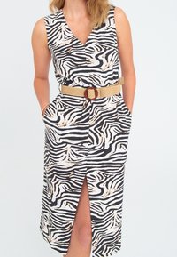 Šaty s potiskem zebry, V-výstřihem, bez rukávů, bočními kapsami a páskem v oblasti pasu. Mají přední rozparek a lehký materiál.