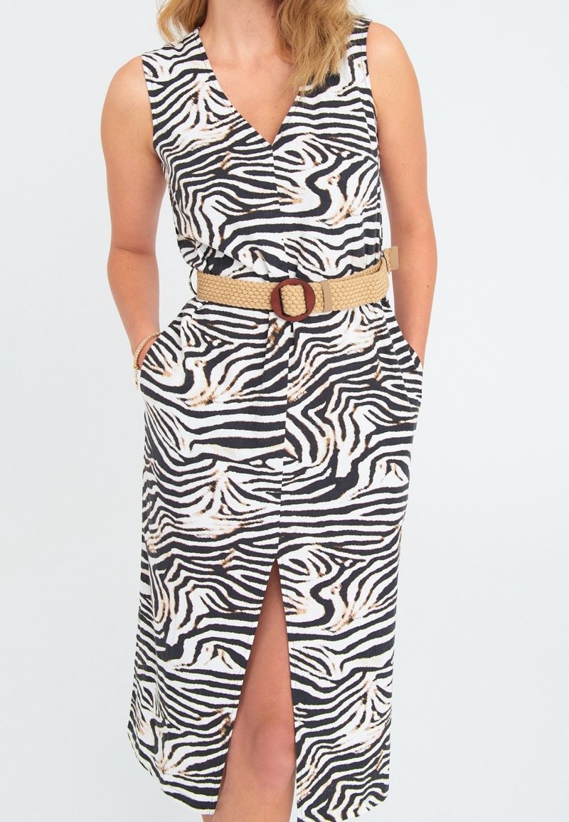 Šaty s potiskem zebry, V-výstřihem, bez rukávů, bočními kapsami a páskem v oblasti pasu. Mají přední rozparek a lehký materiál.