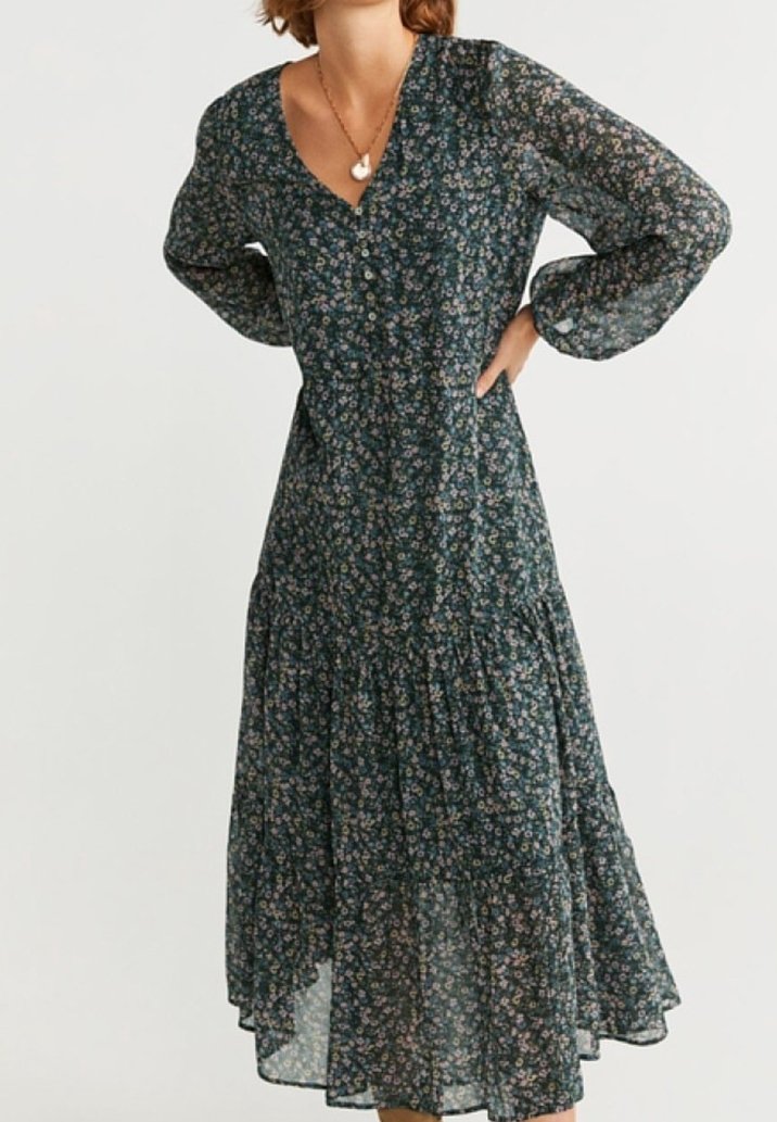 Langärmliges, dunkelgrünes Blumenkleid mit V-Ausschnitt, Knopfverschluss, gestuftem Rock und transparenter Stoffstruktur. Bietet sanfte, gedämpfte Farben.