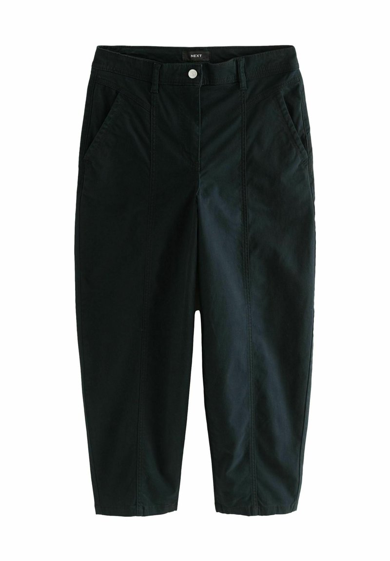 Pantalons noirs cropped fabriqués dans un tissu doux et texturé. Présente des jambes larges, des poches latérales, une fermeture à bouton sur le devant et des détails de couture subtils.