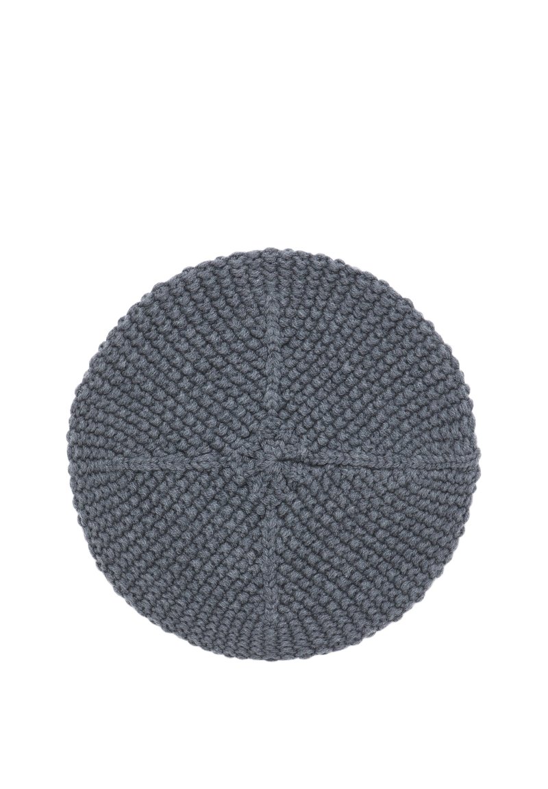 Béret rond tricoté gris foncé avec un motif texturé et un petit détail étoile au centre.