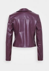 Veste en cuir bordeaux avec une silhouette ajustée, un col cintré et des manches longues. Texture lisse et détails de couture visibles sur les coutures.