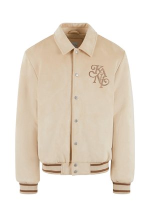 Beżowa zamszowa kurtka bomberka z kołnierzem, napami i haftowanym logo na klatce piersiowej. Prążkowane mankiety i dół w kontrastujące brązowe paski.