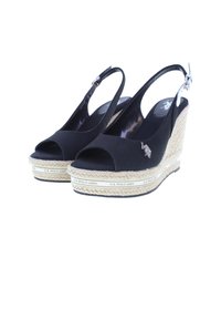 Sandali wedge in tessuto nero con punta aperta, design con cinturino slingback e tacco in juta intrecciata. Presentano un'accenno logo in argento e una soletta con texture.