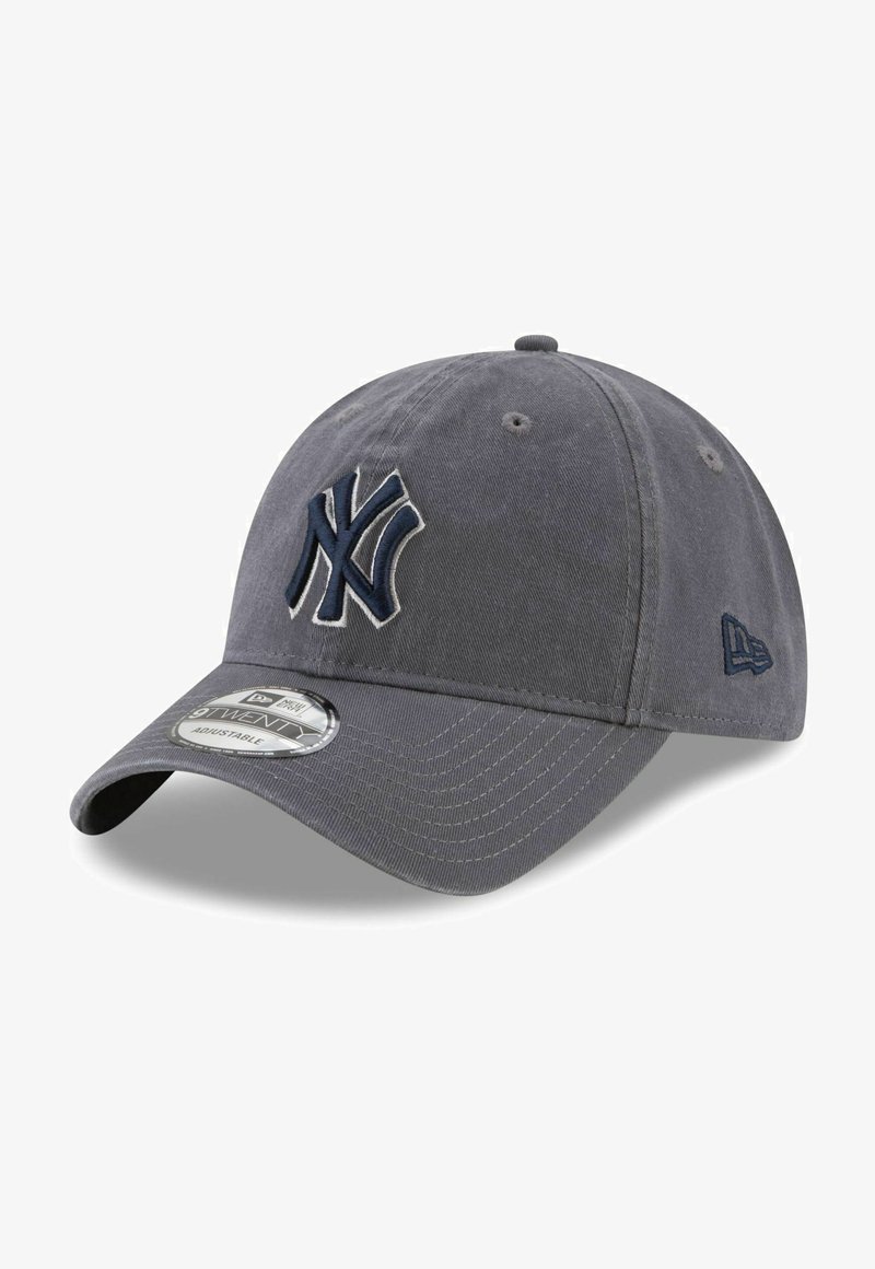 Graue Baseballmütze mit einem gebogenen Schild. Sie verfügt über ein großes gesticktes NY-Logo in Marineblau. Verstellbarer Riemen auf der Rückseite mit einem strukturierten Stoff.