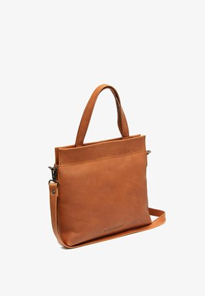 Borsa a mano in pelle marrone con una texture liscia, forma rettangolare, doppio manico e tracolla regolabile. Design minimalista e senza hardware visibile.