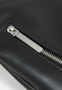 Calvin Klein BROOK CLUTCH - Alkalmi kézitáska - black