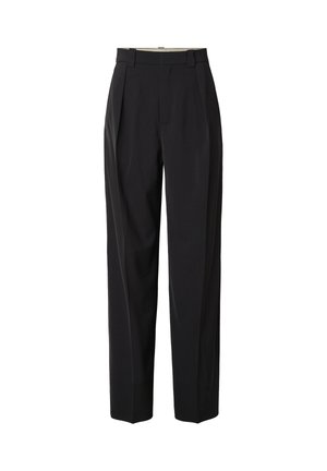 Zwarte, op maat gemaakte broek met hoge taille, riemlussen, voorplooien en rechte, wijde pijpen op een witte achtergrond.