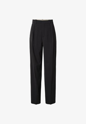 Zwarte, op maat gemaakte broek met hoge taille, riemlussen, voorplooien en rechte, wijde pijpen op een witte achtergrond.