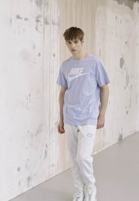 Nike Sportswear TEE ICON FUTURA  - Apdrukāts T-krekls - light marine/white