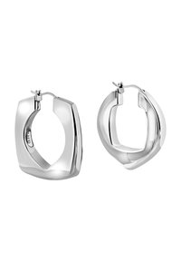 Leštěné náušnice ve stříbrném tónu ve tvaru silného čtvercového kruhu s klipsovými uzávěry na bílém pozadí.