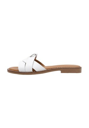 Sandale plate blanche avec des brides entrecroisées texturées, design à bout ouvert et semelle marron. Présente un style minimaliste et un talon bas.