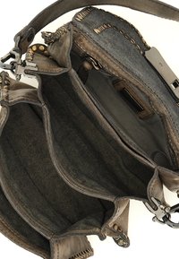 Borsa in pelle con finitura grigia testurizzata, dotata di scomparti interni e dettagli metallici, inclusi cuciture decorative e accessori in metallo.