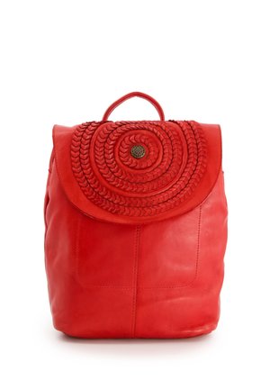 Mochila de cuero rojo con solapa circular trenzada, cierre con botón metálico y asa superior. Textura suave, diseño minimalista.