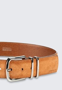 Brauner Wildledergürtel mit einer silberfarbenen Doppelschnalle. Besitzt eine glatte Oberfläche und ein verstellbares Band mit mehreren Löchern für die Passform.