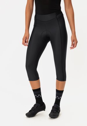 Calzoni da ciclismo neri con inserto imbottito, realizzati in un materiale morbido ed elastico, con vita alta e taglio fino al ginocchio. Calze nere con accenti bianchi.