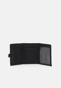 Portefeuille en tissu noir avec un compartiment à glissière, des emplacements pour cartes et une fenêtre ID claire. Design plat, matériau durable et esthétique minimaliste.