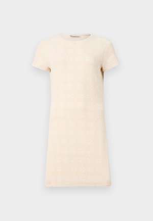 Kurzärmeliges Kleid in hellbeige mit einem strukturierten Muster aus Rauten. Schlichter, gerader Schnitt mit rundem Ausschnitt.