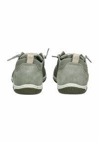 Zelené semišové tenisky s texturovanou pletenou částí, vybavené béžovým poutkem, stříbrnými detaily a bílou podešví, na které je označení "MUSTANG".