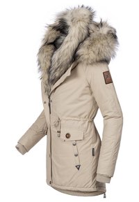 Beige parka med stor hætte foret med kunstpels, snøre i taljen og lommer med knapper. Har lynlåslukning og ribkanter ved ærmerne.