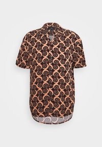 Chemise à manches courtes avec boutons en pêche, ornée d'un motif tourbillonnant noir et rouge. Elle présente un col et un ourlet droit en bas.