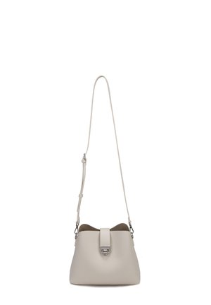 Piccola borsa a tracolla in pelle beige con tracolla regolabile e chiusura con fermaglio argento, posizionata al centro su sfondo bianco.