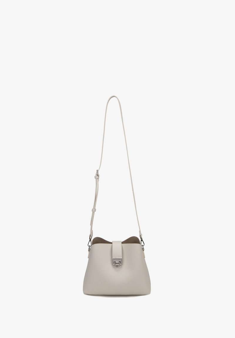 Petit sac bandoulière en cuir beige avec sangle réglable et fermeture à clip argenté, centré sur fond blanc.