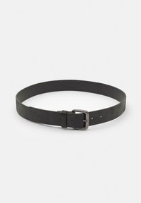 Zwarte leren riem met een gladde textuur, voorzien van een rechthoekige metalen gesp en meerdere verstelgaten langs de band.