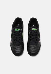Pantofi sport negri cu o suprafață texturată, accente din plasă și logo verde. Au șireturi, perforații și un design de tip low-top.
