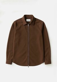 Brun, langermet skjorte med glidelås og krage. Laget av glatt stoff, med en subtil logo på brystet.