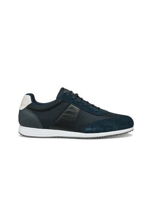 Zapatilla de deporte azul marino que combina materiales de malla y ante, con puntera redondeada, suela blanca y un logo discreto en el lateral.