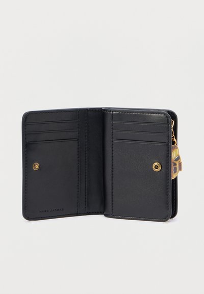 Portefeuille en cuir noir avec une fermeture pression, comprenant six emplacements pour cartes, une poche à pièces et des accents métalliques dorés. L'intérieur a une texture lisse.