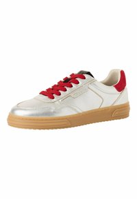 Sneaker argentato metallizzato con lacci rossi, dotato di una soletta in gomma testurizzata e dettagli in suede sul tallone. Il design include dettagli di cucitura.