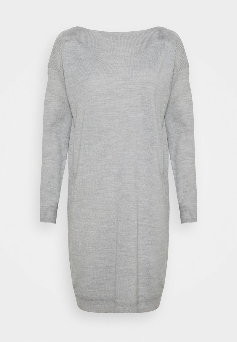 Robe-pull en tricot gris avec un design épaules dénudées, manches longues et poignets côtelés. Texture lisse et silhouette légèrement ample.