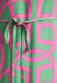 GANT MONOGRAM CAFTAN - Vardagsklänning - perky pink