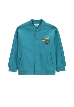 Turkusowa kurtka dziecięca z zatrzaskami, dwoma przednimi kieszeniami, ściągaczem przy kołnierzu i mankietach oraz naszywkami o tematyce wędkarskiej na lewej piersi.