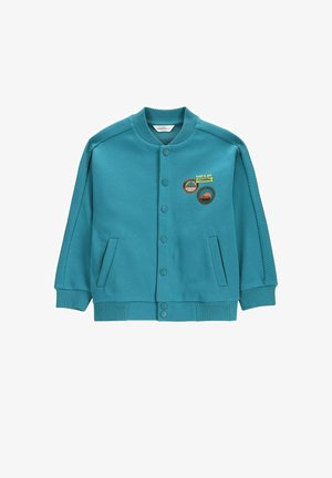 Turkusowa kurtka dziecięca z zatrzaskami, dwoma przednimi kieszeniami, ściągaczem przy kołnierzu i mankietach oraz naszywkami o tematyce wędkarskiej na lewej piersi.